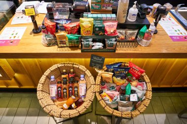 KUALA LUMPUR, MALAYSIA - CIRCA MARCH, 2023: Kuala Lumpur 'daki Starbucks Kahvesi' nde çeşitli içecek ve atıştırmalıklar sergilendi.