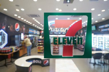 KUALA LUMPUR, MALAYSIA - CIRCA MARCH, 2023: Kuala Lumpur 'daki bakkalda görülen 7-11 işaretinin yakın plan çekimi.