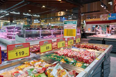 BANGKOK, THAILAND - CIRCA APRIL, 2023: Bangkok 'taki Big C Supercenter Ratchadamri' nin iç çekimi. 