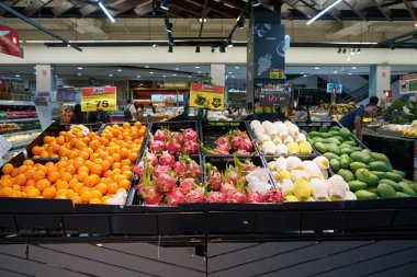 BANGKOK, THAILAND - CIRCA APRIL, 2023: Bangkok 'taki Big C Supercenter Ratchadamri' de çeşitli meyveler sergileniyor.