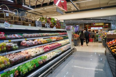 BANGKOK, THAILAND - CIRCA APRIL, 2023: Bangkok 'taki Big C Supercenter Ratchadamri' de çeşitli meyveler sergileniyor.