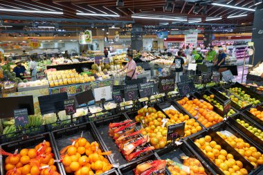 BANGKOK, THAILAND - CIRCA APRIL, 2023: Bangkok 'taki Big C Supercenter Ratchadamri' de çeşitli meyveler sergileniyor.