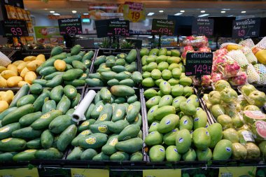 BANGKOK, THAILAND - CIRCA APRIL, 2023: Bangkok 'taki Big C Supercenter Ratchadamri' de mangolar sergileniyor. 