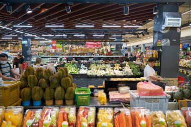 BANGKOK, THAILAND - CIRCA APRIL, 2023: Bangkok 'taki Big C Supercenter Ratchadamri' de çeşitli meyveler sergileniyor.