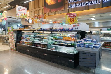 BANGKOK, THAILAND - CIRCA APRIL, 2023: Bangkok 'taki Big C Supercenter Ratchadamri' nin iç çekimi. 