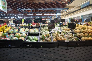 BANGKOK, THAILAND - CIRCA APRIL, 2023: Bangkok 'taki Big C Supercenter Ratchadamri' de çeşitli meyveler sergileniyor.