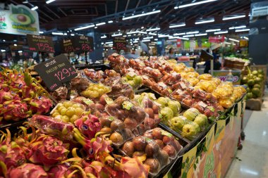 BANGKOK, THAILAND - CIRCA APRIL, 2023: Bangkok 'taki Big C Supercenter Ratchadamri' de çeşitli meyveler sergileniyor.