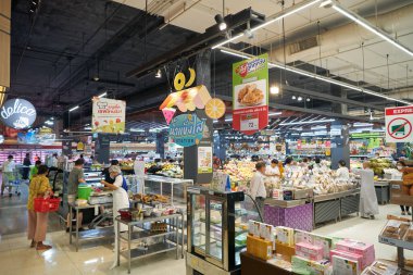 BANGKOK, THAILAND - CIRCA Nisan 2023: Bangkok 'taki Big C Supercenter Ratchadamri' nin içinde. 