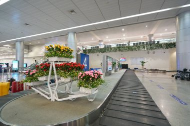 HO CHI MINH CITY, VİETNAM - CIRCA MARCH, 2023: Tan Son Nhat Uluslararası Havalimanı 'ndaki bagaj teslim yeri.