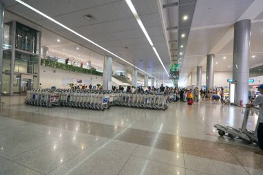 HO CHI MINH CITY, VİETNAM - CIRCA MARCH, 2023: Tan Son Nhat Uluslararası Havalimanı 'ndaki bagaj teslim yeri.