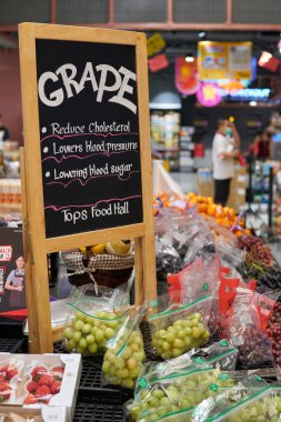BANGKOK, THAILAND - CIRCA APRIL, 2023: Bangkok 'taki CentralWorld alışveriş merkezindeki Tops Food Hall premium düzeyindeki süpermarkette üzümler sergileniyor. 