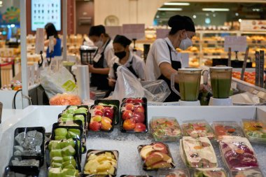 BANGKOK, THAILAND - CIRCA APRIL, 2023: Bangkok CentralWorld alışveriş merkezindeki Tops Food Hall premium düzeyindeki süpermarkette dondurulmuş meyve sergileniyor. 