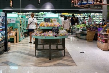 BANGKOK, THAILAND - CIRCA APRIL, 2023: Bangkok CentralWorld alışveriş merkezindeki Tops Food Hall premium düzeyindeki süpermarkette çeşitli tropikal meyveler sergileniyor. 