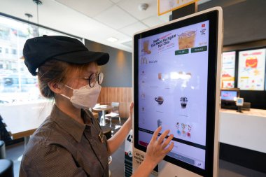 HO CHI MINH CITY, VİETNAM - CIRCA MARCH, 2023: Ho Chi Minh City 'deki McDonald' s fast food restoranında çalışan kendini sipariş eden büfeyi kullan