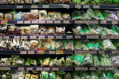 BANGKOK, THAILAND - CIRCA APRIL, 2023: Bangkok 'taki CentralWorld alışveriş merkezindeki Tops Food Hall premium düzeyindeki süpermarkette üretiliyor.