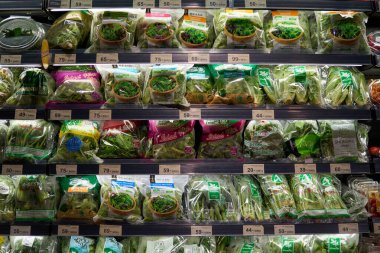 BANGKOK, THAILAND - CIRCA APRIL, 2023: Bangkok 'taki CentralWorld alışveriş merkezindeki Tops Food Hall premium düzeyindeki süpermarkette üretiliyor.