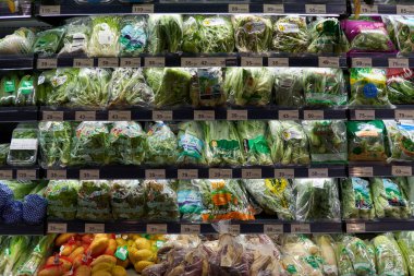 BANGKOK, THAILAND - CIRCA APRIL, 2023: Bangkok 'taki CentralWorld alışveriş merkezindeki Tops Food Hall premium düzeyindeki süpermarkette üretiliyor.