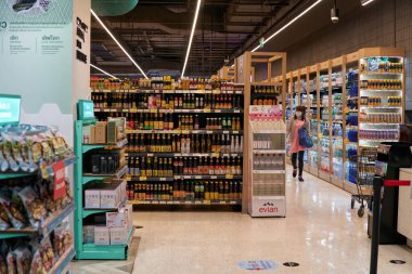BANGKOK, THAILAND - CIRCA APRIL, 2023: Bangkok 'taki CentralWorld alışveriş merkezindeki Top Food Hall premium sınıfı süpermarketin iç çekimi. 