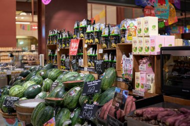 BANGKOK, THAILAND - CIRCA APRIL, 2023: Bangkok 'taki CentralWorld alışveriş merkezindeki Tops Food Hall premium düzeyindeki süpermarkette karpuzlar sergileniyor. 