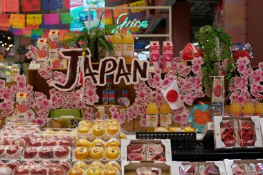 BANGKOK, THAILAND - CIRCA APRIL, 2023: Bangkok CentralWorld alışveriş merkezindeki Tops Food Hall premium düzeyindeki süpermarkette elmalar sergileniyor.