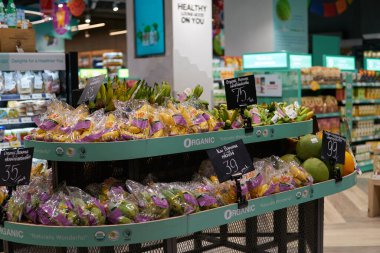 BANGKOK, THAILAND - CIRCA APRIL, 2023: Bangkok CentralWorld alışveriş merkezindeki Tops Food Hall premium düzeyindeki süpermarkette çeşitli tropikal meyveler sergileniyor. 