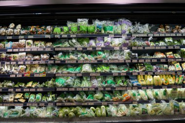 BANGKOK, THAILAND - CIRCA APRIL, 2023: Bangkok 'taki CentralWorld alışveriş merkezindeki Tops Food Hall premium düzeyindeki süpermarkette üretiliyor.