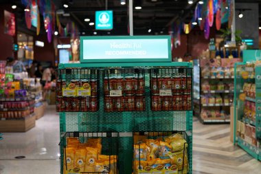 BANGKOK, THAILAND - CIRCA APRIL, 2023: Bangkok 'taki CentralWorld alışveriş merkezindeki Top Food Hall premium sınıfı süpermarketin iç çekimi. 