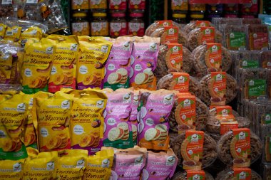 BANGKOK, THAILAND - CIRCA APRIL, 2023: Bangkok CentralWorld alışveriş merkezindeki Tops Food Hall premium sınıfı süpermarkette sergilenen mallar. 