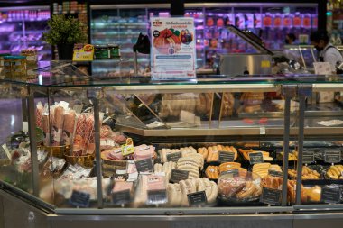 BANGKOK, THAILAND - CIRCA APRIL, 2023: Bangkok CentralWorld alışveriş merkezindeki Tops Food Hall premium düzeyindeki süpermarkette çeşitli et ürünleri sergileniyor. 