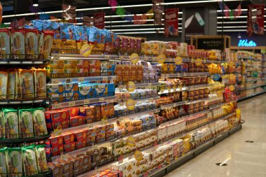 BANGKOK, THAILAND - CIRCA APRIL, 2023: Bangkok 'taki CentralWorld alışveriş merkezindeki Top Food Hall premium sınıfı süpermarketin iç çekimi. 