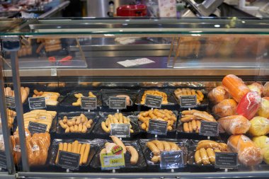 BANGKOK, THAILAND - CIRCA APRIL, 2023: Bangkok CentralWorld alışveriş merkezindeki Tops Food Hall premium düzeyindeki süpermarkette çeşitli et ürünleri sergileniyor. 