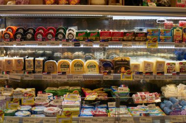 BANGKOK, THAILAND - CIRCA APRIL, 2023: Bangkok CentralWorld alışveriş merkezindeki Tops Food Hall premium düzeyindeki süpermarkette çeşitli peynirler sergileniyor. 