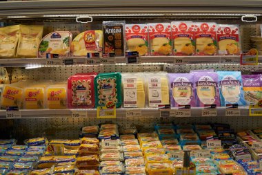 BANGKOK, THAILAND - CIRCA APRIL, 2023: Bangkok CentralWorld alışveriş merkezindeki Tops Food Hall premium düzeyindeki süpermarkette çeşitli peynirler sergileniyor. 