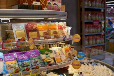 BANGKOK, THAILAND - CIRCA APRIL, 2023: Bangkok CentralWorld alışveriş merkezindeki Tops Food Hall premium düzeyindeki süpermarkette çeşitli peynirler sergileniyor. 