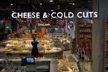BANGKOK, THAILAND - CIRCA APRIL, 2023: Bangkok CentralWorld alışveriş merkezindeki Tops Food Hall premium düzeyindeki süpermarkette çeşitli peynirler sergileniyor. 