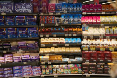 BANGKOK, THAILAND - CIRCA APRIL, 2023: Bangkok 'taki CentralWorld alışveriş merkezindeki Top Food Hall premium sınıfı süpermarketin iç çekimi. 