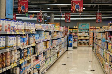 BANGKOK, THAILAND - CIRCA APRIL, 2023: Bangkok 'taki CentralWorld alışveriş merkezindeki Tops Food Hall premium düzeyindeki süpermarkette. 