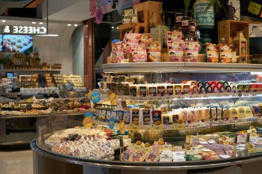 BANGKOK, THAILAND - CIRCA APRIL, 2023: Bangkok CentralWorld alışveriş merkezindeki Tops Food Hall premium düzeyindeki süpermarkette çeşitli peynirler sergileniyor. 