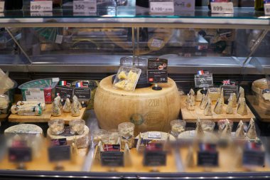 BANGKOK, THAILAND - CIRCA APRIL, 2023: Bangkok CentralWorld alışveriş merkezindeki Tops Food Hall premium düzeyindeki süpermarkette çeşitli peynirler sergileniyor. 