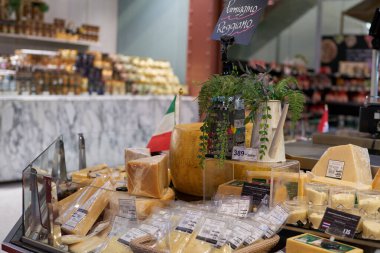 BANGKOK, THAILAND - CIRCA APRIL, 2023: Bangkok CentralWorld alışveriş merkezindeki Tops Food Hall premium düzeyindeki süpermarkette çeşitli peynirler sergileniyor. 