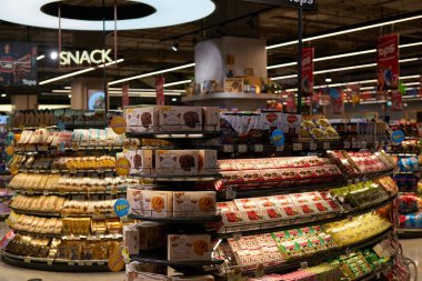 BANGKOK, THAILAND - CIRCA APRIL, 2023: Bangkok 'taki CentralWorld alışveriş merkezindeki Top Food Hall premium sınıfı süpermarketin iç çekimi. 