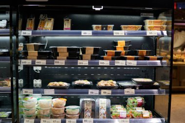 BANGKOK, THAILAND - CIRCA APRIL, 2023: Bangkok 'taki CentralWorld alışveriş merkezindeki Tops Food Hall premium düzeyindeki süpermarkette yemek yemeye hazır. 