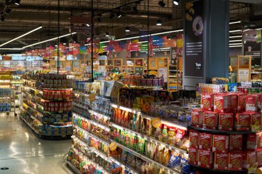 BANGKOK, THAILAND - CIRCA APRIL, 2023: Bangkok 'taki CentralWorld alışveriş merkezindeki Top Food Hall premium sınıfı süpermarketin iç çekimi. 