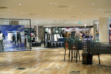 BANGKOK, THAILAND - CRCA Nisan 2023: Siam Discovery alışveriş merkezi içinde.