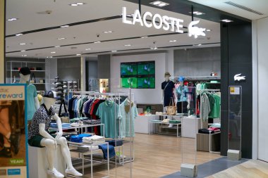 BANGKOK, THAILAND - CIRCA APRIL, 2023: Siam Discovery alışveriş merkezindeki Lacoste perakende mağazasına giriş.