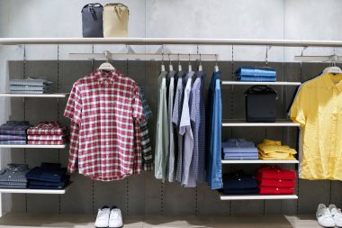 BANGKOK, THAILAND - CIRCA APRIL, 2023: Siyam Discovery alışveriş merkezindeki Lacoste perakende mağazasının iç çekimleri.