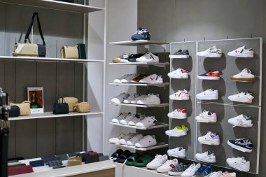 BANGKOK, THAILAND - CRCA APRIL, 2023: Siyam Discovery alışveriş merkezinde Lacoste perakende mağazası.