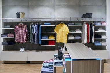 BANGKOK, THAILAND - CIRCA APRIL, 2023: Siyam Discovery alışveriş merkezindeki Lacoste perakende mağazasının iç çekimleri.