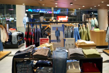 BANGKOK, THAILAND - CIRCA Nisan 2023: Levi 'nin ürünleri Siam Discovery alışveriş merkezinde sergilendi.
