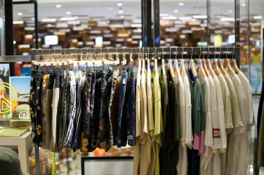 BANGKOK, THAILAND - CIRCA APRIL, 2023: Siam Discovery alışveriş merkezinde çeşitli giysiler sergilendi.